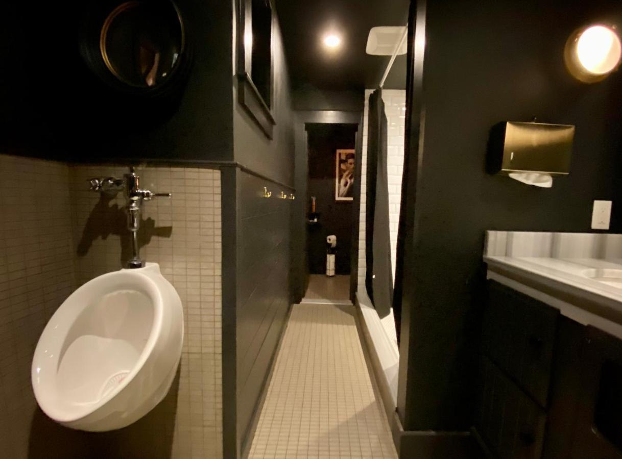 Crew'S Quarters Boarding House - Caters To Men Provincetown Exterior foto