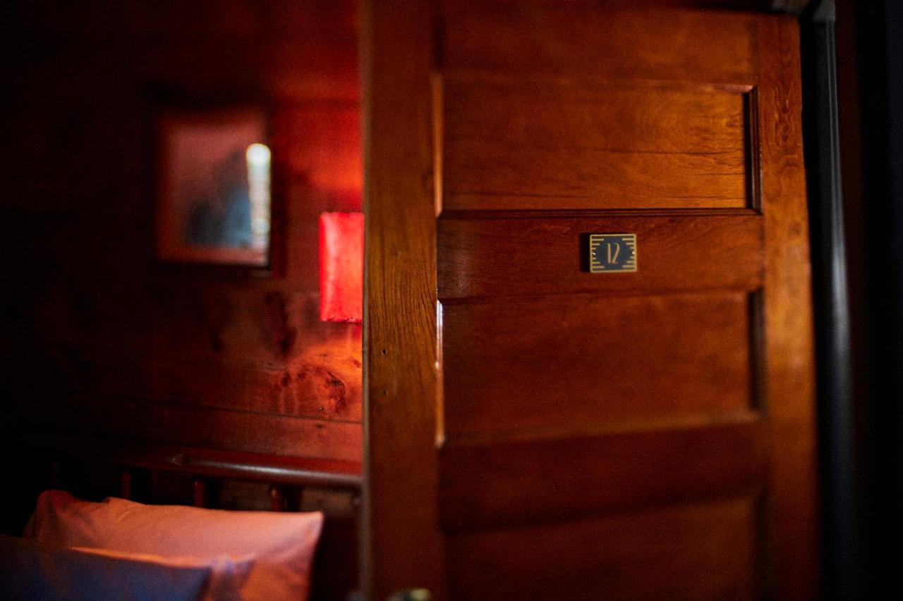 Crew'S Quarters Boarding House - Caters To Men Provincetown Exterior foto