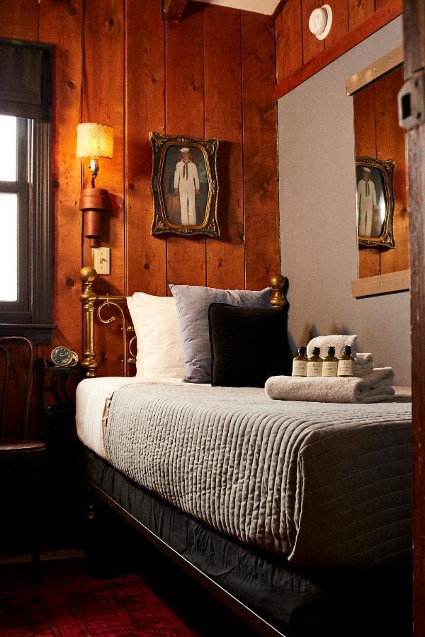 Crew'S Quarters Boarding House - Caters To Men Provincetown Exterior foto